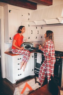 Taylor Hill feet photo thumbnail