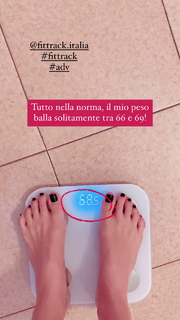 Valentina Vignali feet photo thumbnail