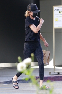 Lisa Rinna feet photo thumbnail