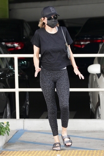 Lisa Rinna feet photo thumbnail