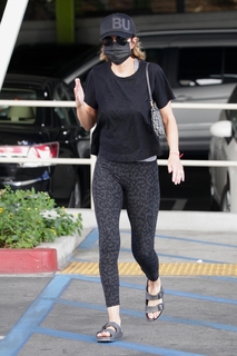 Lisa Rinna feet photo thumbnail