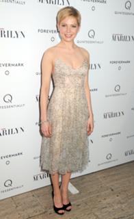 Michelle Williams feet photo thumbnail