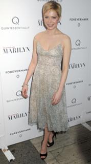 Michelle Williams feet photo thumbnail