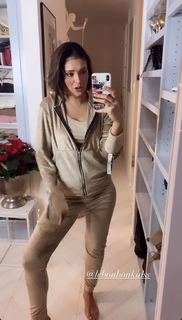 Klaudia Halejcio feet photo thumbnail