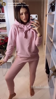 Klaudia Halejcio feet photo thumbnail