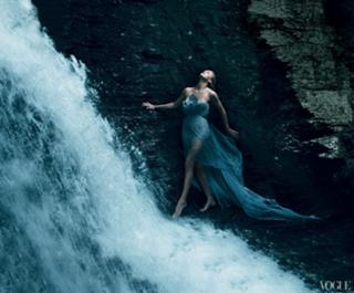 Charlize Theron feet photo thumbnail