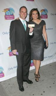 Mariska Hargitay feet photo thumbnail
