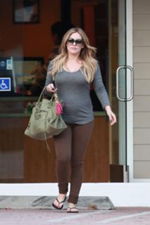 Hilary Duff feet photo thumbnail