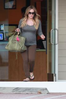Hilary Duff feet photo thumbnail