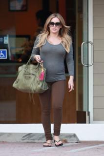 Hilary Duff feet photo thumbnail