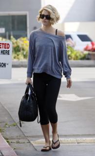 Ali Larter feet photo thumbnail