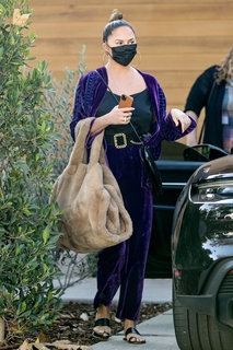 Chrissy Teigen feet photo thumbnail