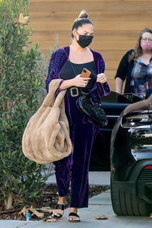 Chrissy Teigen feet photo thumbnail