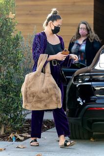 Chrissy Teigen feet photo thumbnail