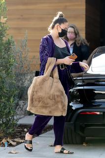 Chrissy Teigen feet photo thumbnail