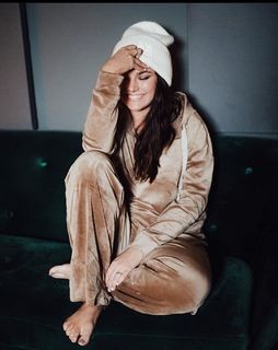 Ewa Farna feet photo thumbnail