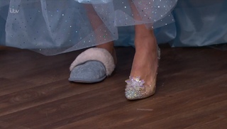 Holly Willoughby feet photo thumbnail