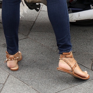 Holly Willoughby feet photo thumbnail