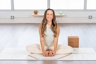 Kino MacGregor feet photo thumbnail