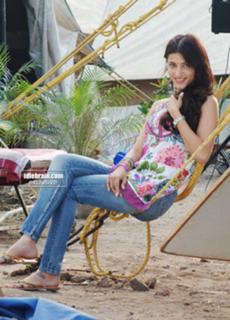 Shruti Haasan feet photo thumbnail