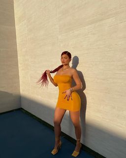 Kylie Jenner feet photo thumbnail