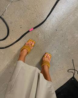 Rosie Huntington-Whiteley feet photo thumbnail