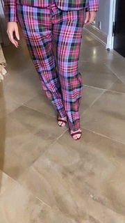 Christina Aguilera feet photo thumbnail