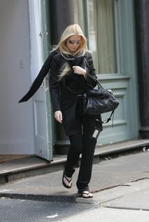 Gwyneth Paltrow feet photo thumbnail