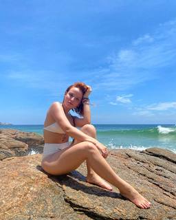 Larissa Manoela feet photo thumbnail