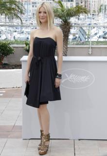 Gwyneth Paltrow feet photo thumbnail