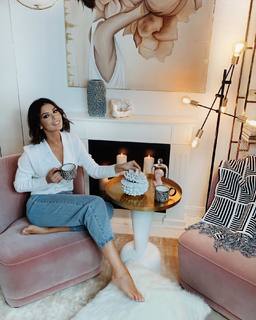 Klaudia Halejcio feet photo thumbnail
