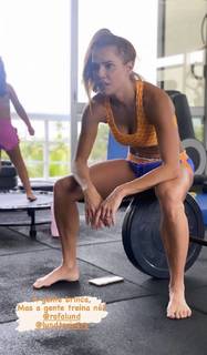 Deborah Secco feet photo thumbnail