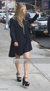 Kaley Cuoco feet photo thumbnail