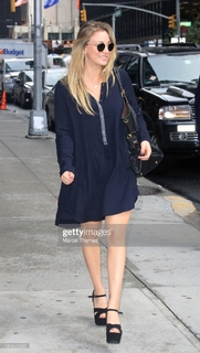 Kaley Cuoco feet photo thumbnail