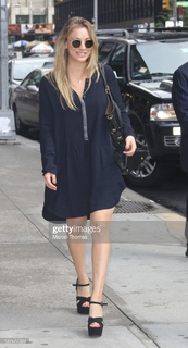 Kaley Cuoco feet photo thumbnail