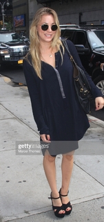 Kaley Cuoco feet photo thumbnail