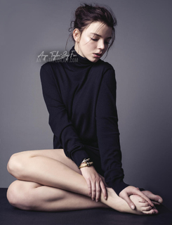 Anya Taylor-Joy feet photo thumbnail