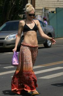 Gwen Stefani feet photo thumbnail