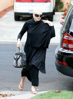 Gwen Stefani feet photo thumbnail