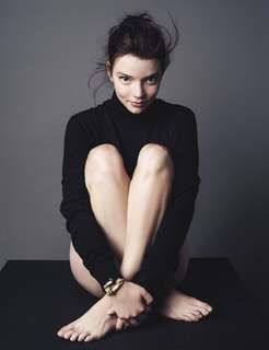 Anya Taylor-Joy feet photo thumbnail