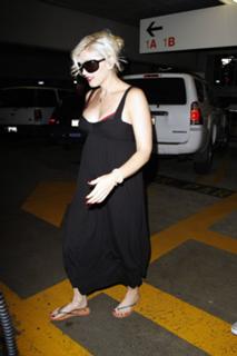 Gwen Stefani feet photo thumbnail