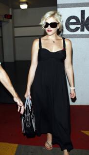 Gwen Stefani feet photo thumbnail