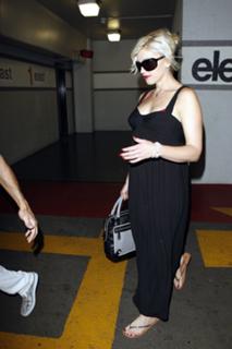 Gwen Stefani feet photo thumbnail