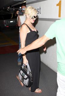 Gwen Stefani feet photo thumbnail