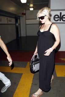 Gwen Stefani feet photo thumbnail