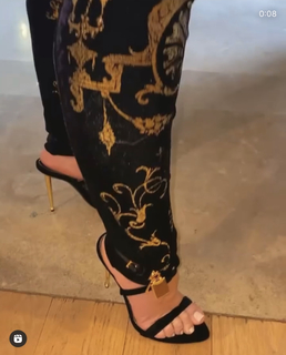 Christina Aguilera feet photo thumbnail