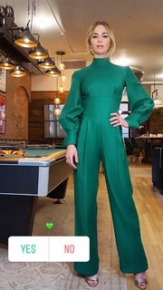 Emily Blunt feet photo thumbnail