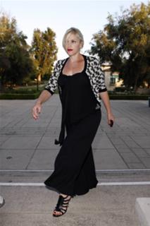 Gwen Stefani feet photo thumbnail