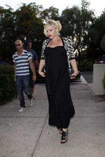 Gwen Stefani feet photo thumbnail