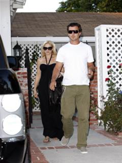 Gwen Stefani feet photo thumbnail